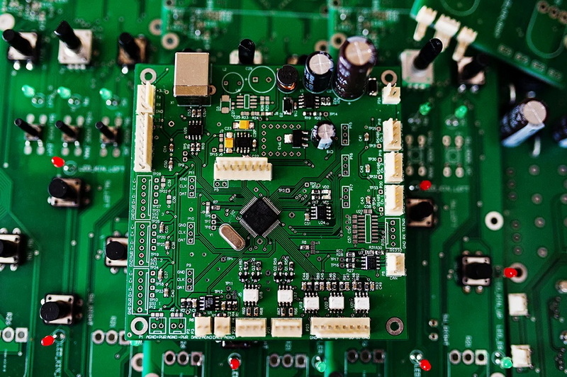Why Choose SMT for PCB Assembly Over Traditional Methods-3