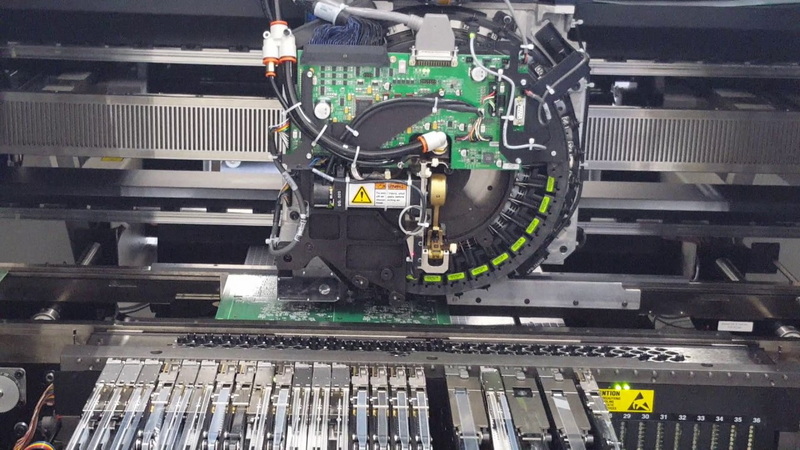 smt line operator workstation feeder loading5